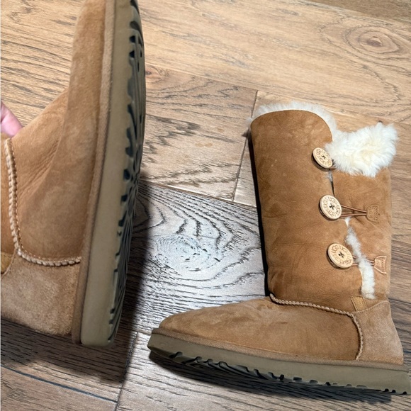 Bailey Button UGGS - Size 9 - Great condition - Picture 4 of 7